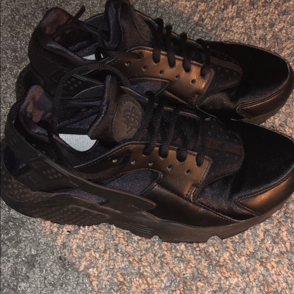 Black huaraches